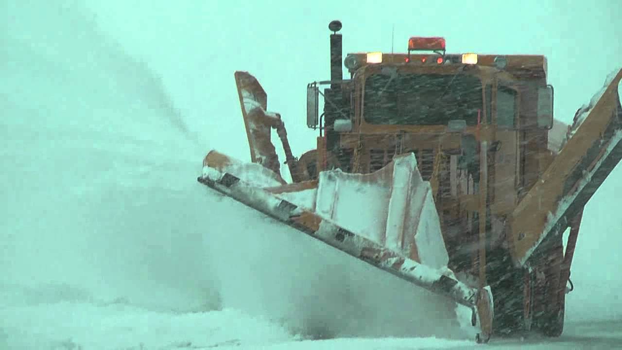 Blizzard Draco - Heavy Snow Removal at Wittman Airport [Dec. 20 2012]
