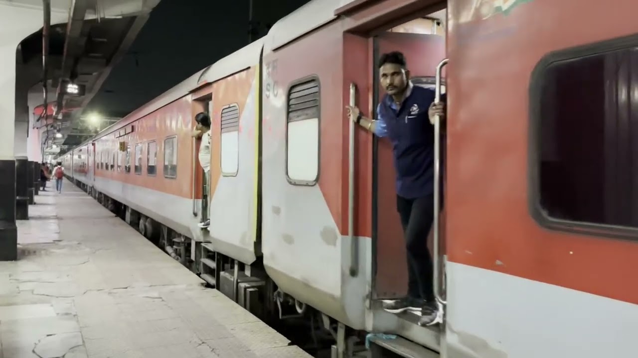 Fastest train to Mumbai from secunderabad departs (Secunderabad Duronto) #indianrailways #train