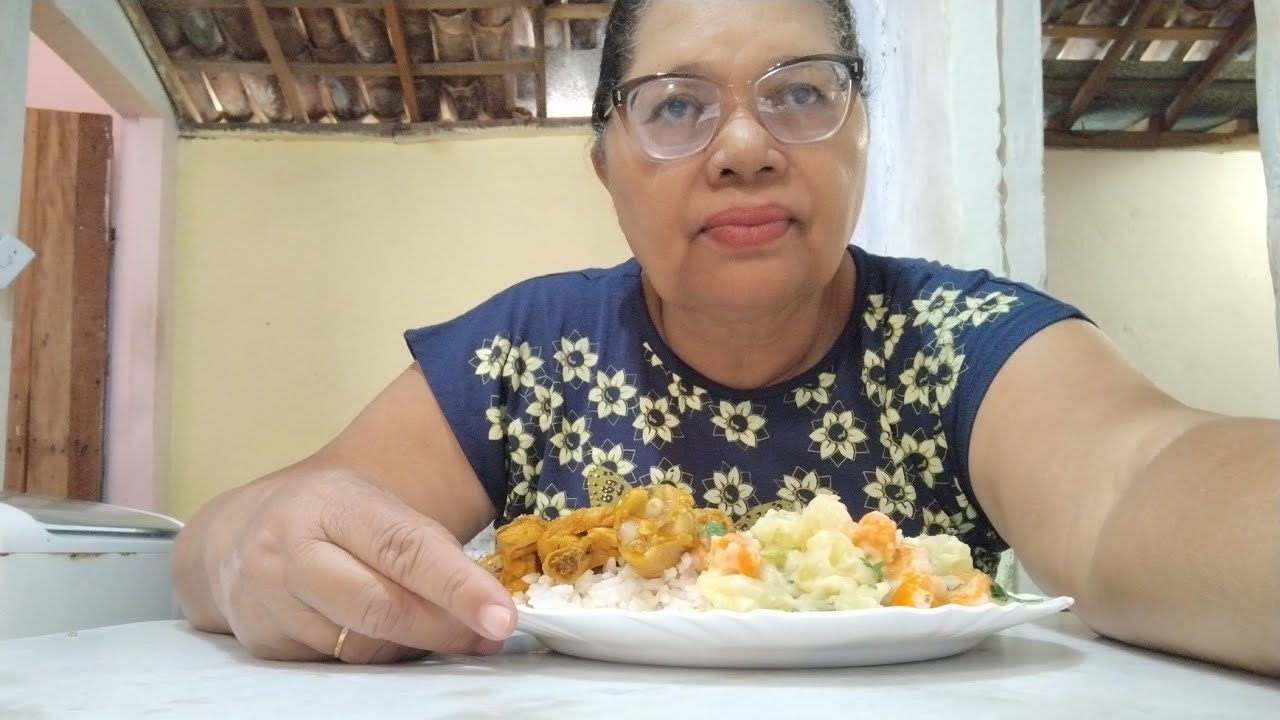Meu almoço de hoje , feijão arroz , e galinha guisada e salada de maionese 