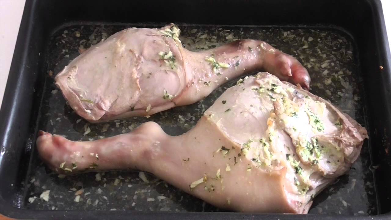 Paletilla de cochinillo al horno con patatas