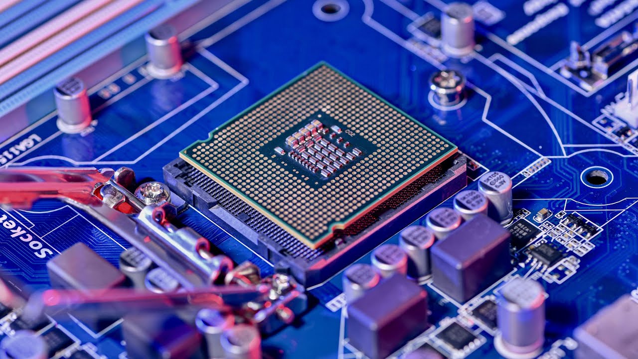 Global chip woes escalate, strategist says semiconductor shortage won&rsquo;t taper until 2023