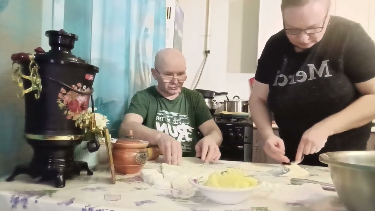 С МУЖЕМ СТРЯПАЕМ РАЗНЫЕ ПИРОЖКИ. 