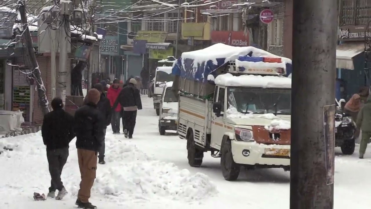 Snowfall Disrupts Life in Kargil | Zojila Pass Closed