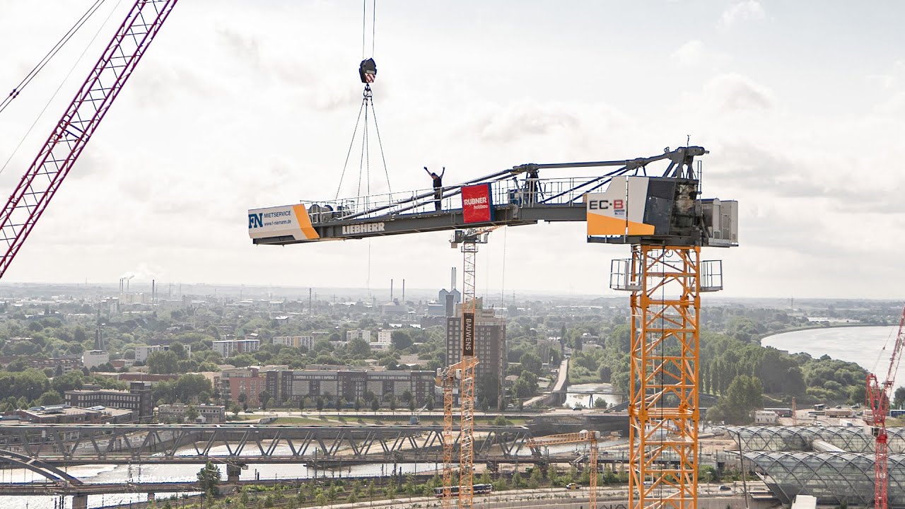 Ein Kran Abstieg aus 90 Meter Höhe von unserem 370 EC - B in der HafenCity in Hamburg.