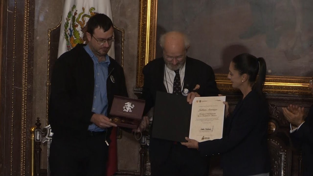Ciudad de México le entrega sus llaves a familia de Julian Assange