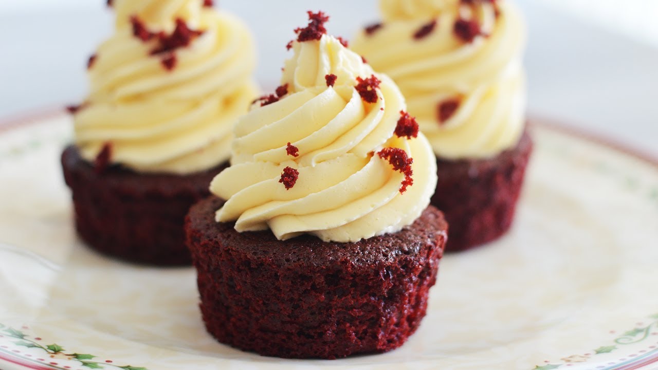 کاپ کیک ردولوت و تکنیک مخملی کردن آن، دسر ولنتاین | Red Velvet Cupcake Valentine's Day