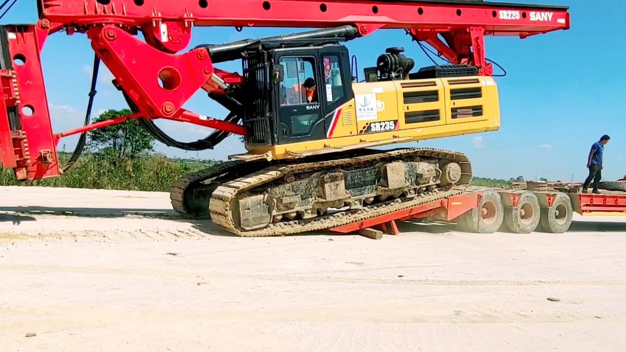 Heavy machine SANY s r 235LC Loading and Unloading on Trailers