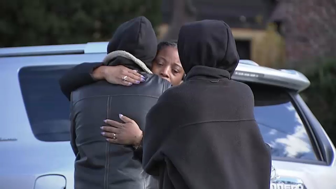 2 sisters die after running back into burning home to save father