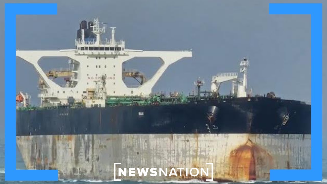 Экипаж преследуемого США нефтяного танкера нарисовал российский флаг на борту судна недалеко от В...