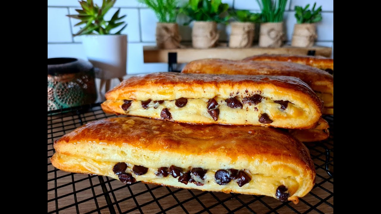 Pains suisses briochés à la crème et aux pépites de chocolat بان سويس بالكريمة و حبيبات الشوكولاطة