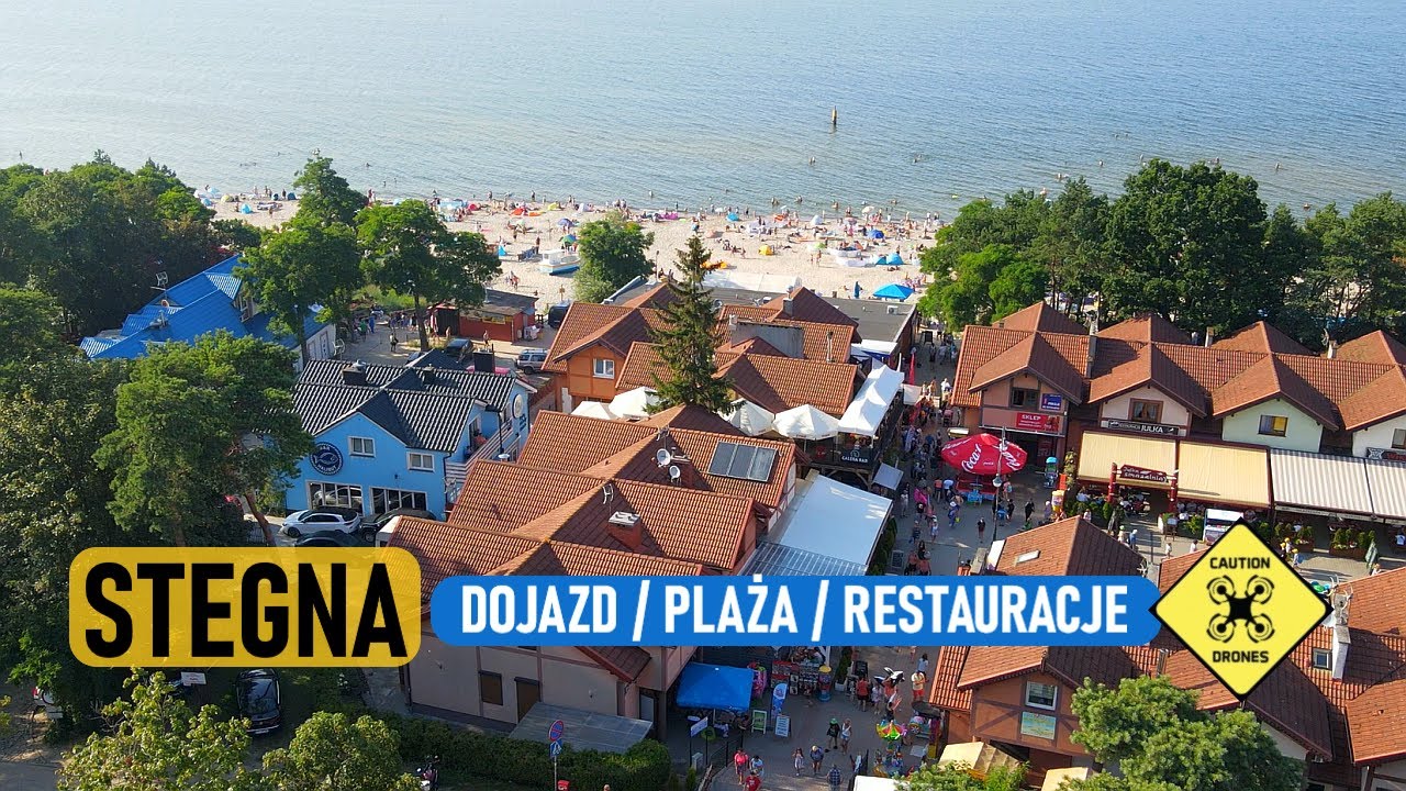 Stegna w wakacje. Lecimy nad drogą na główną plażę, parkingami i nadmorskim centrum restauracyjnym