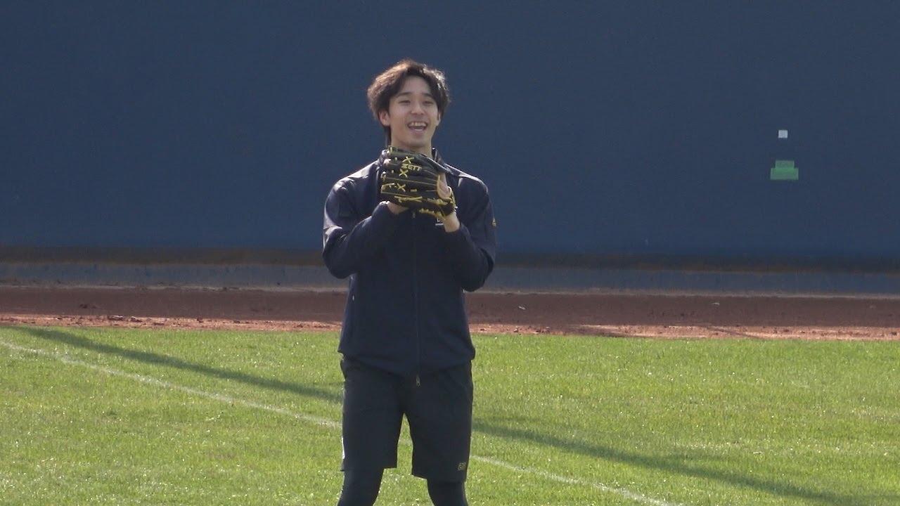 キャッチボールするリハビリ中の齋藤響介
