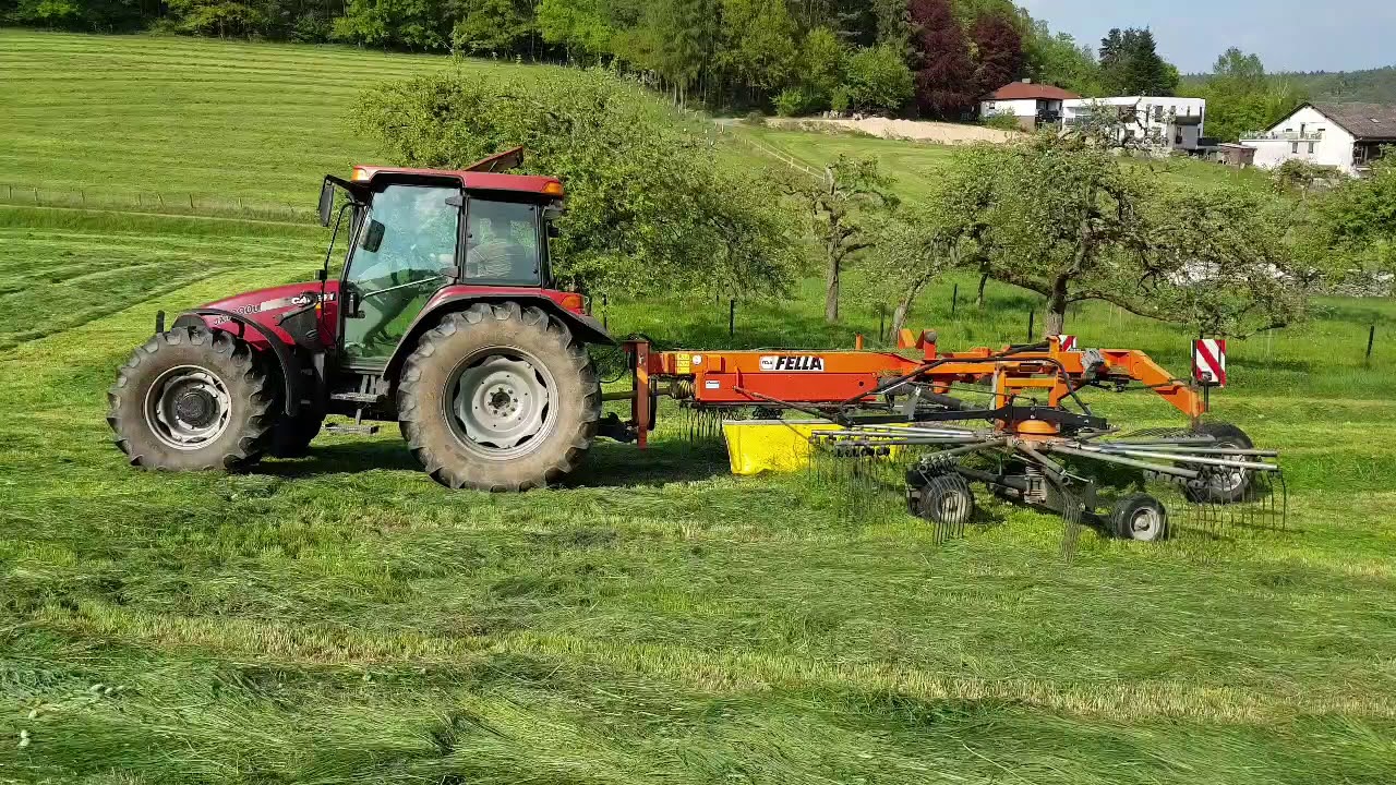 1 Schnitt 2019 Schwaden mit Case JX 1090 U und Fella TS 880