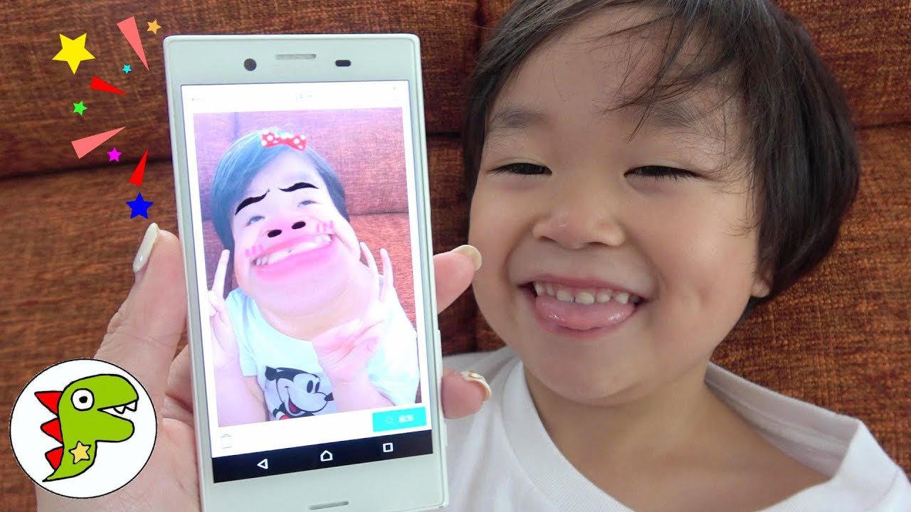 レオくんがスマホのアプリで面白い顔を撮るよ！どの変顔が面白かった？ トイキッズ