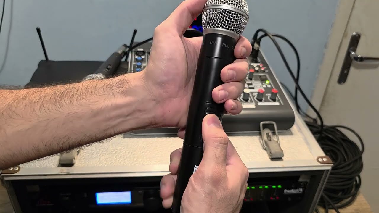 Como Ligar o Microfone Na Mesa De Som