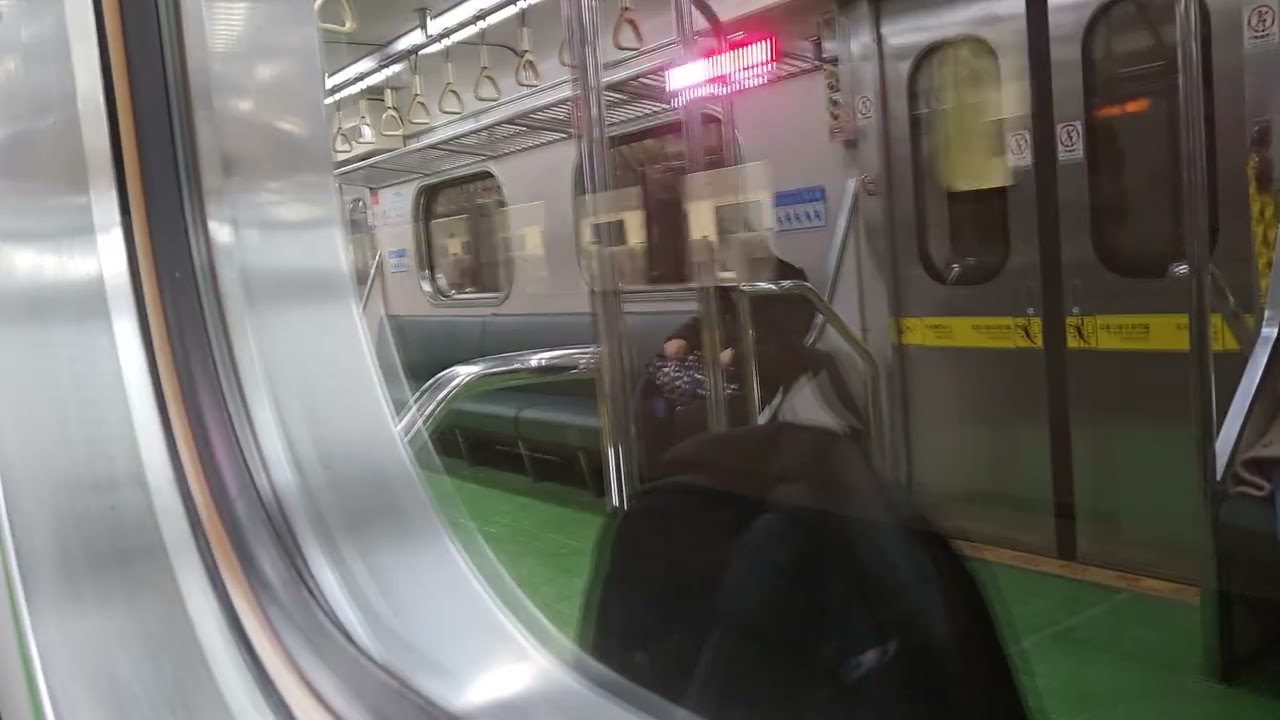 278次彰化發車開往花蓮的EMU3000型十二輛編組EMU3020皮蛋豆腐騰雲號綠色帶新城際自強號列車，和4162次樹林發車經由宜蘭線開往蘇澳的EMU500型八輛二編組EMU520+EMU502區間車