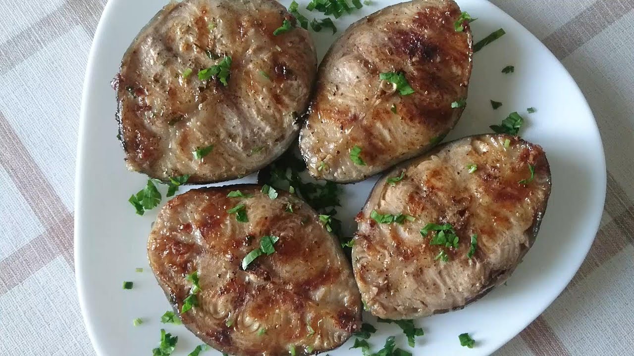 Стейки з сома на сковороді — ніжні, ароматні, швидкі