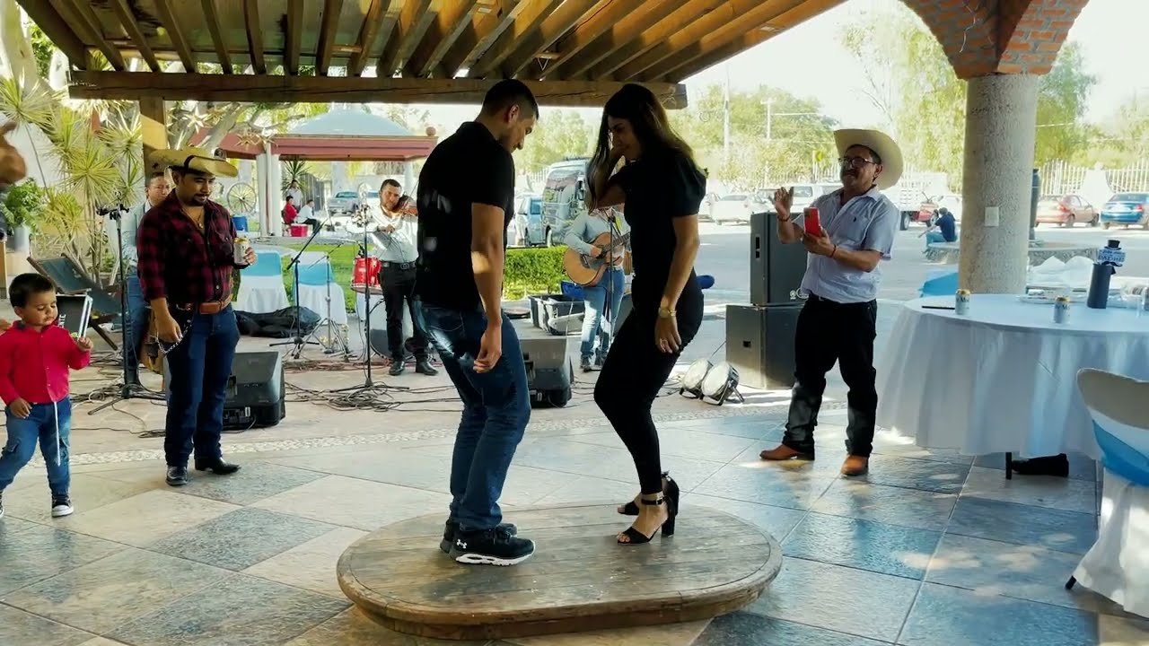 En León Guanajuato bailando con Los Potrillos De Turicato