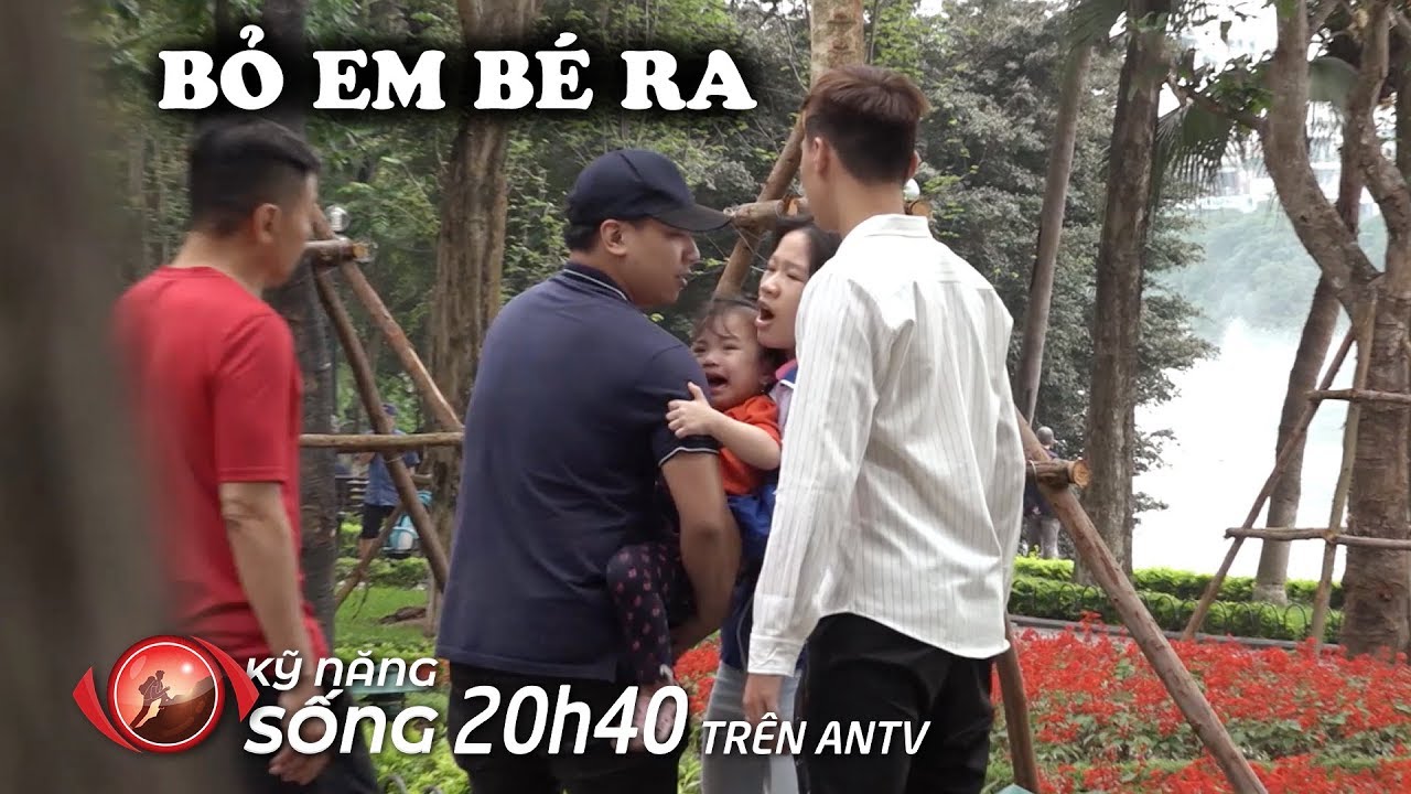 Bé gái quả cảm rượt đuổi bắt cóc phăng phăng trên phố | Kỹ năng sống [số 56]