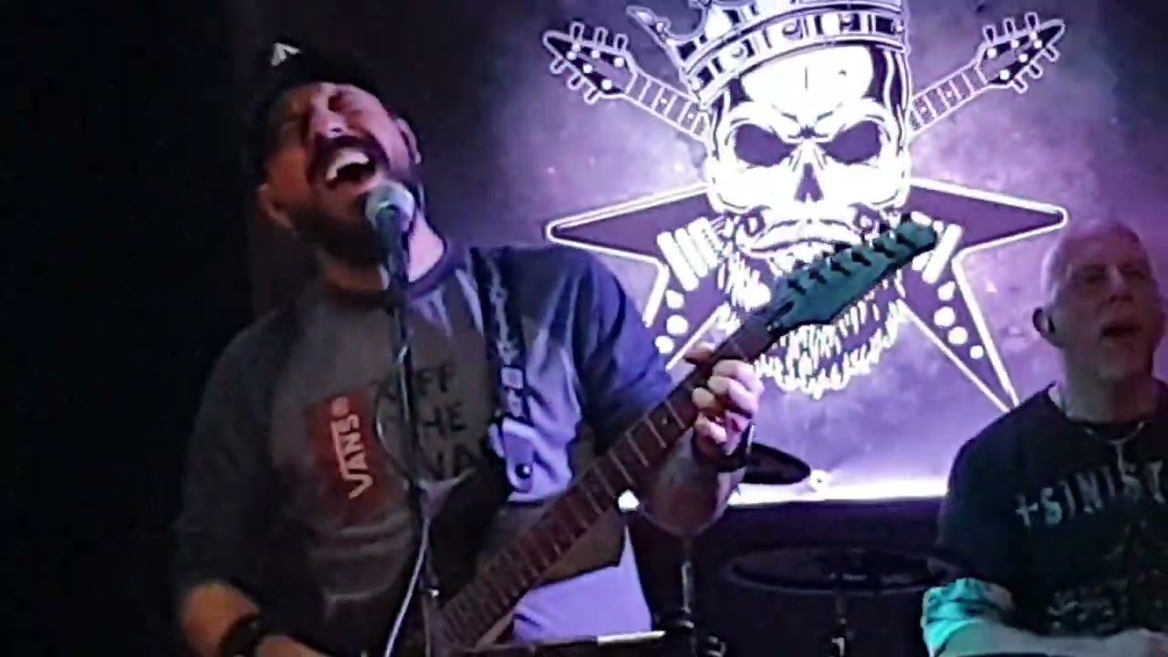 Soundchaser plays covers at Harleys