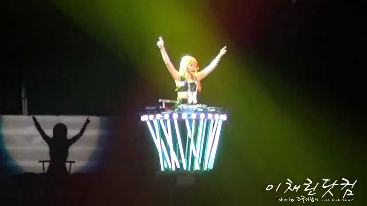 120729 CL Solo stage - DJ-ing