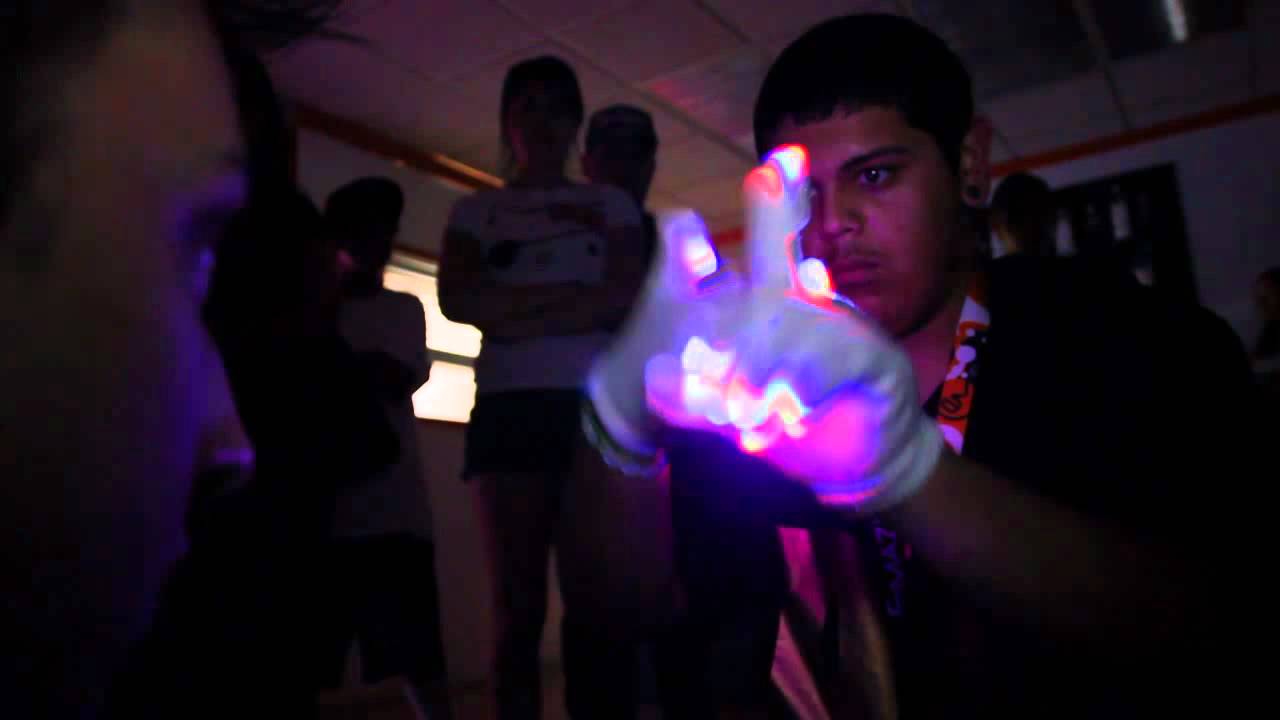 [BOSS] [7/9/11] [PM] Snuggles Vs Gummy Top 8 Glove Light Show [EmazingLights.com]
