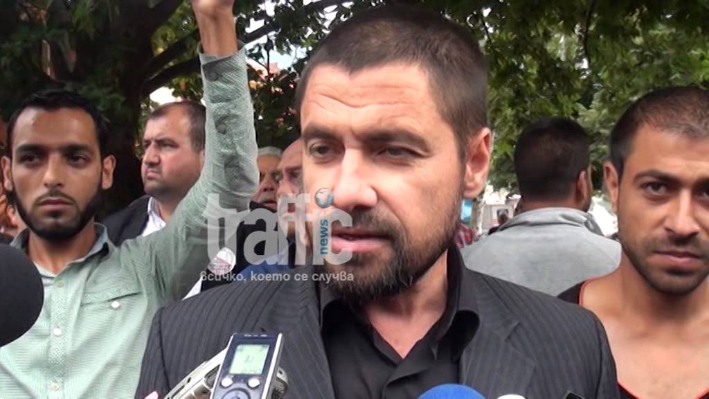 Протест на мюсюлманите пред Куршум джамия в Карлово