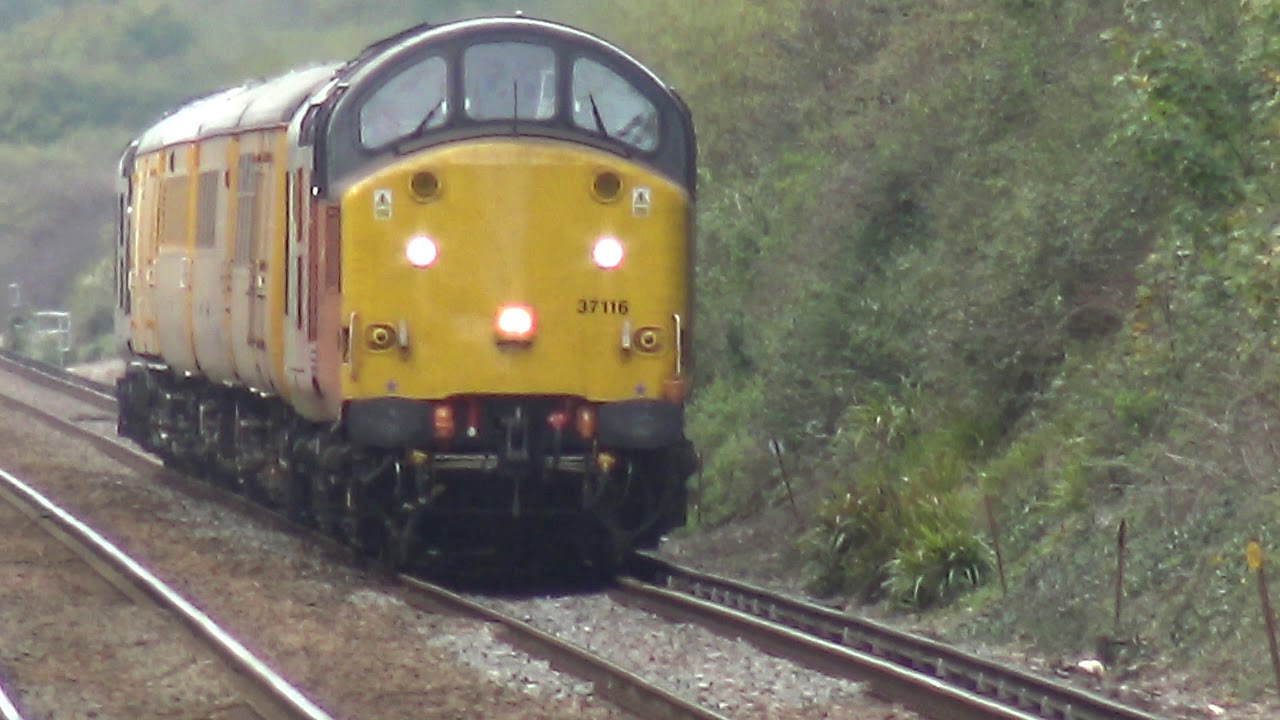 Class 37116 & 37057 (D6757) pass Pevensey and Westham - 28th October 17