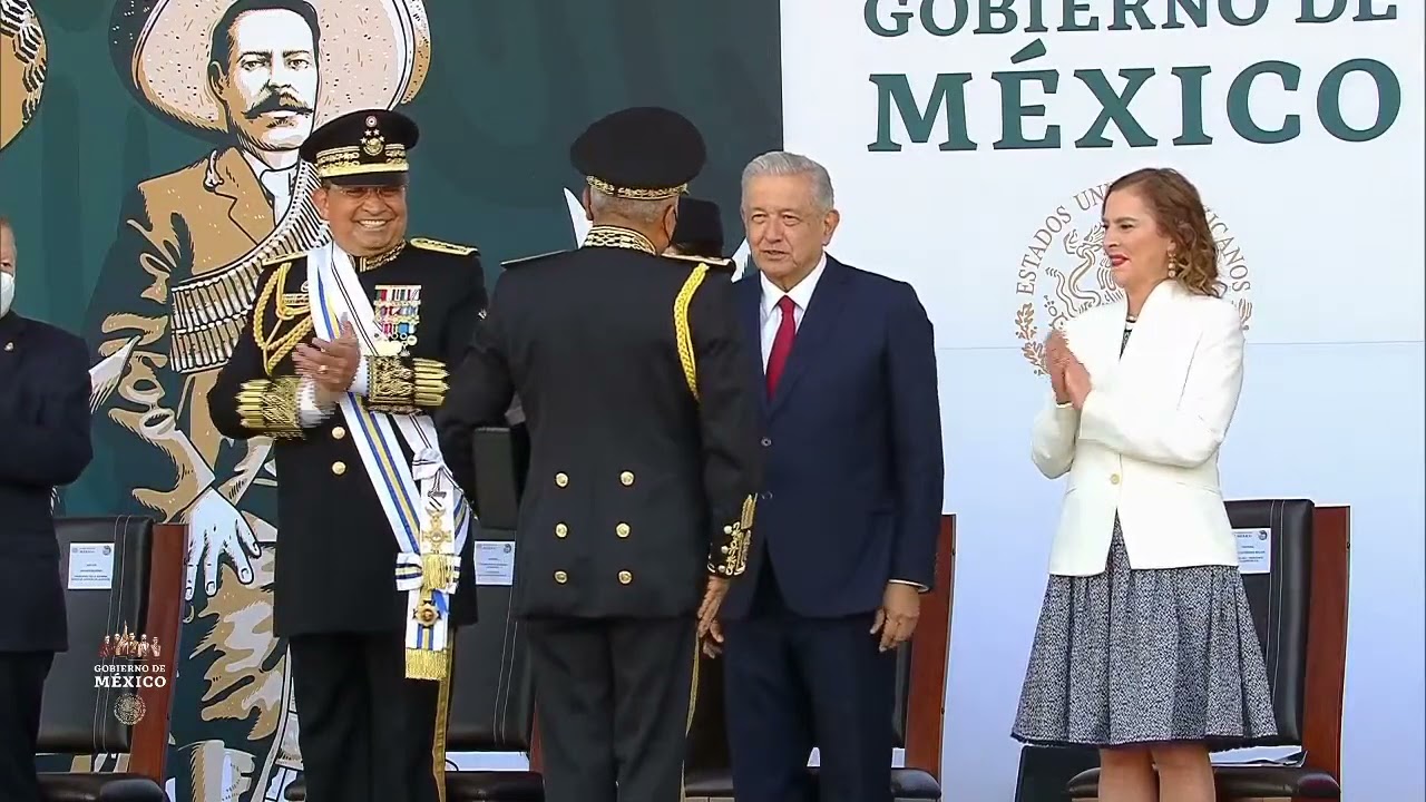 Entrega de ascensos y condecoraciones 2021