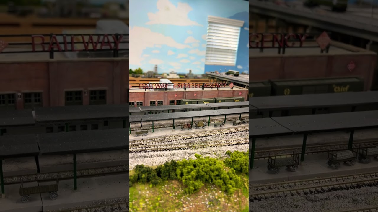 Багажные тележки масштаба N в качестве элементов декораций.