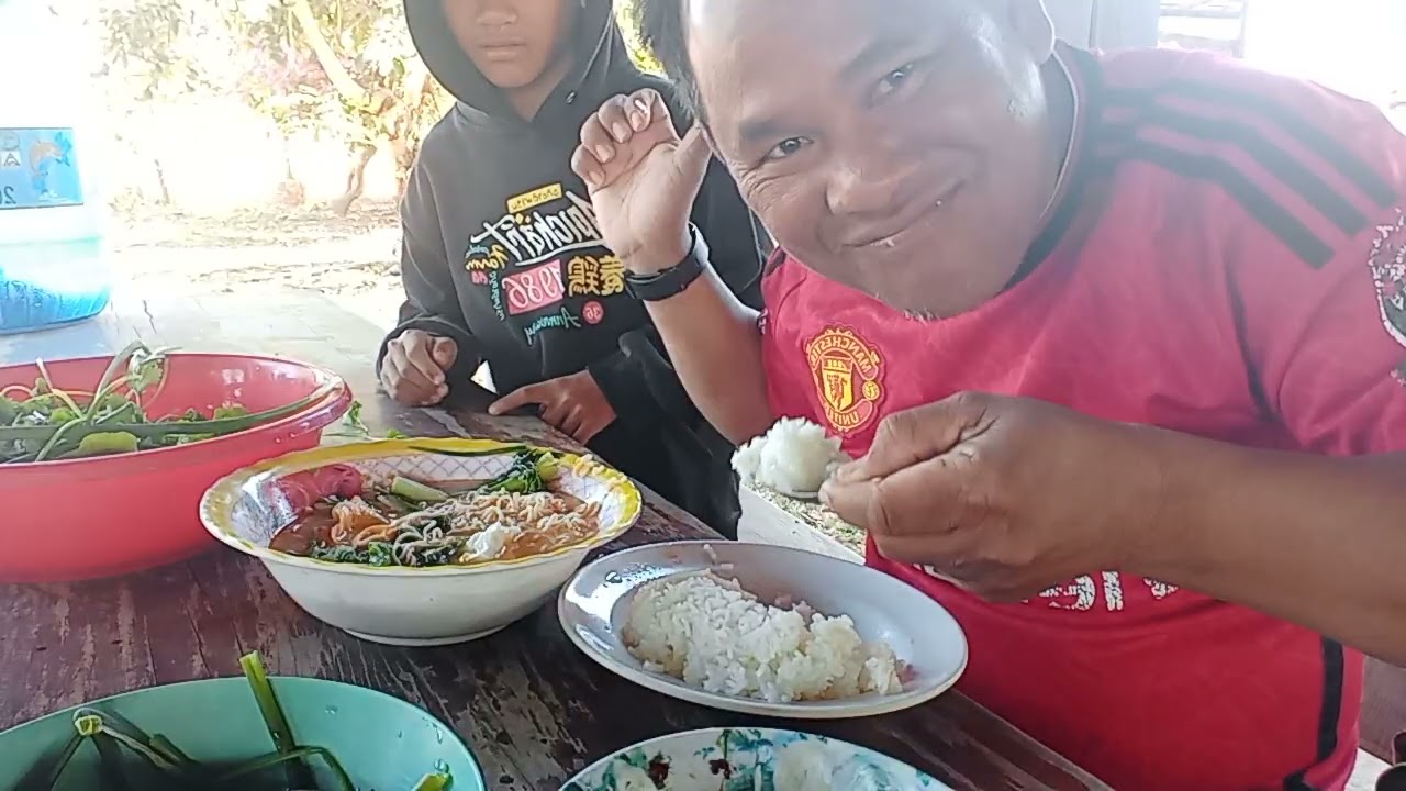 กินเข้ากะมาส่อกันบักน้อยนื้ ກິນເຂົ້າກະມາສໍກັນບັກນ້ອຍໆນີ້ 