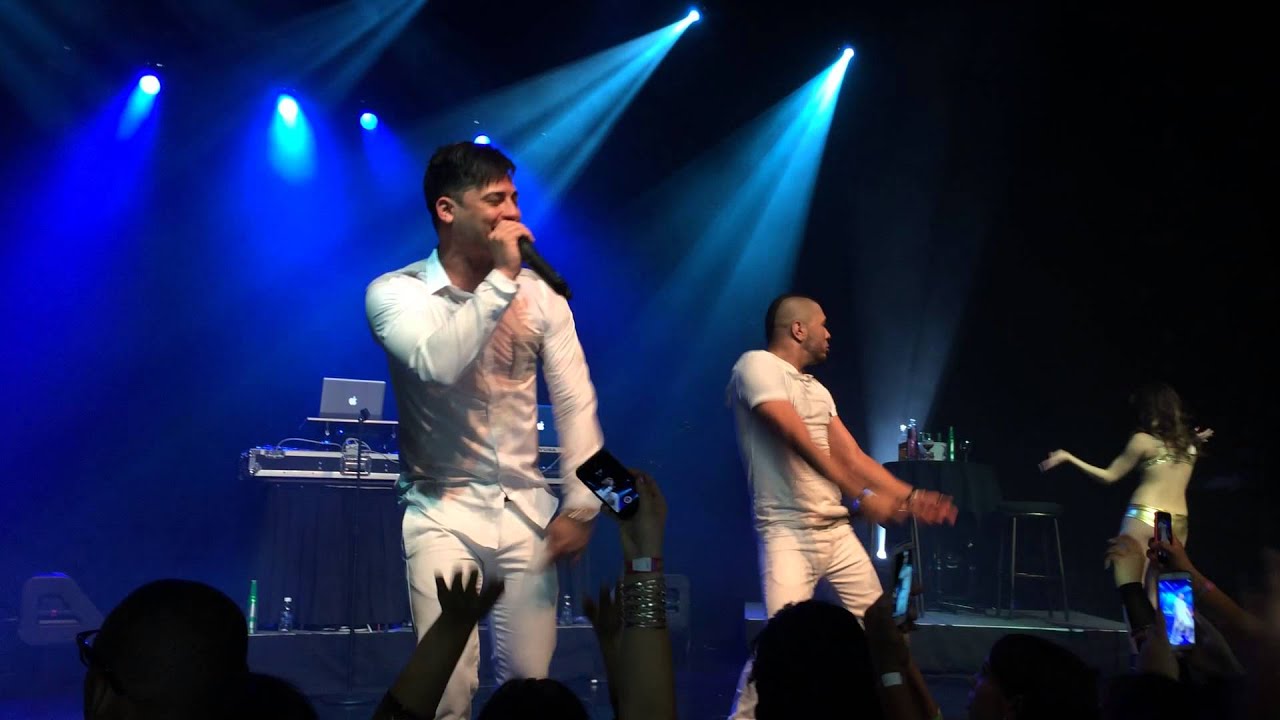 Chacal Y Yakarta -- Ellas Son Locas (En Vivo)