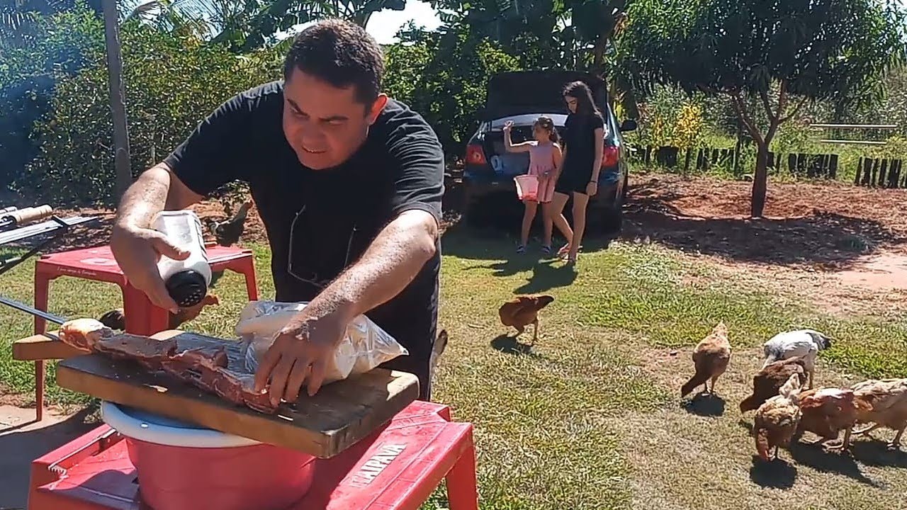 CHURRASCO NO CAFÉ DA MANHÃ, COSTELA NO BRASEIRO COM MANDIOCA COZIDA.