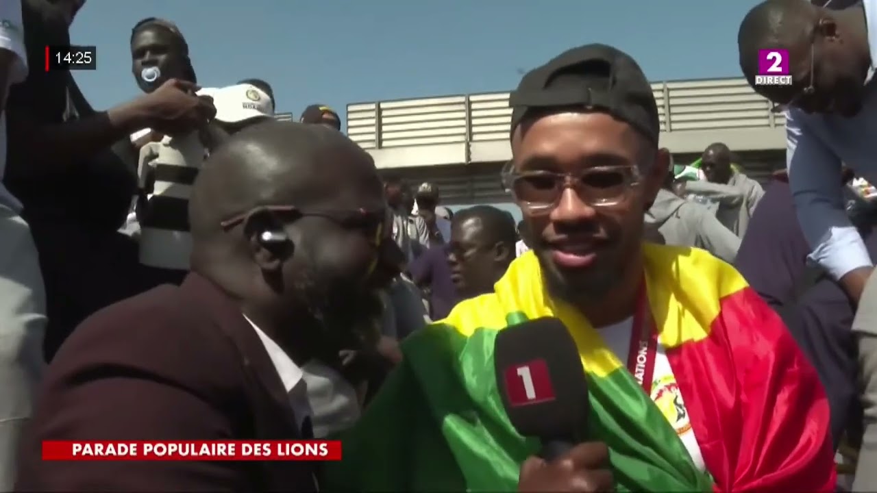 DU JAMAIS VUE UNE LIESSE DE PERSONNES ACCOMPAGNE LES LIONS DANS LES RUES DE DAKAR