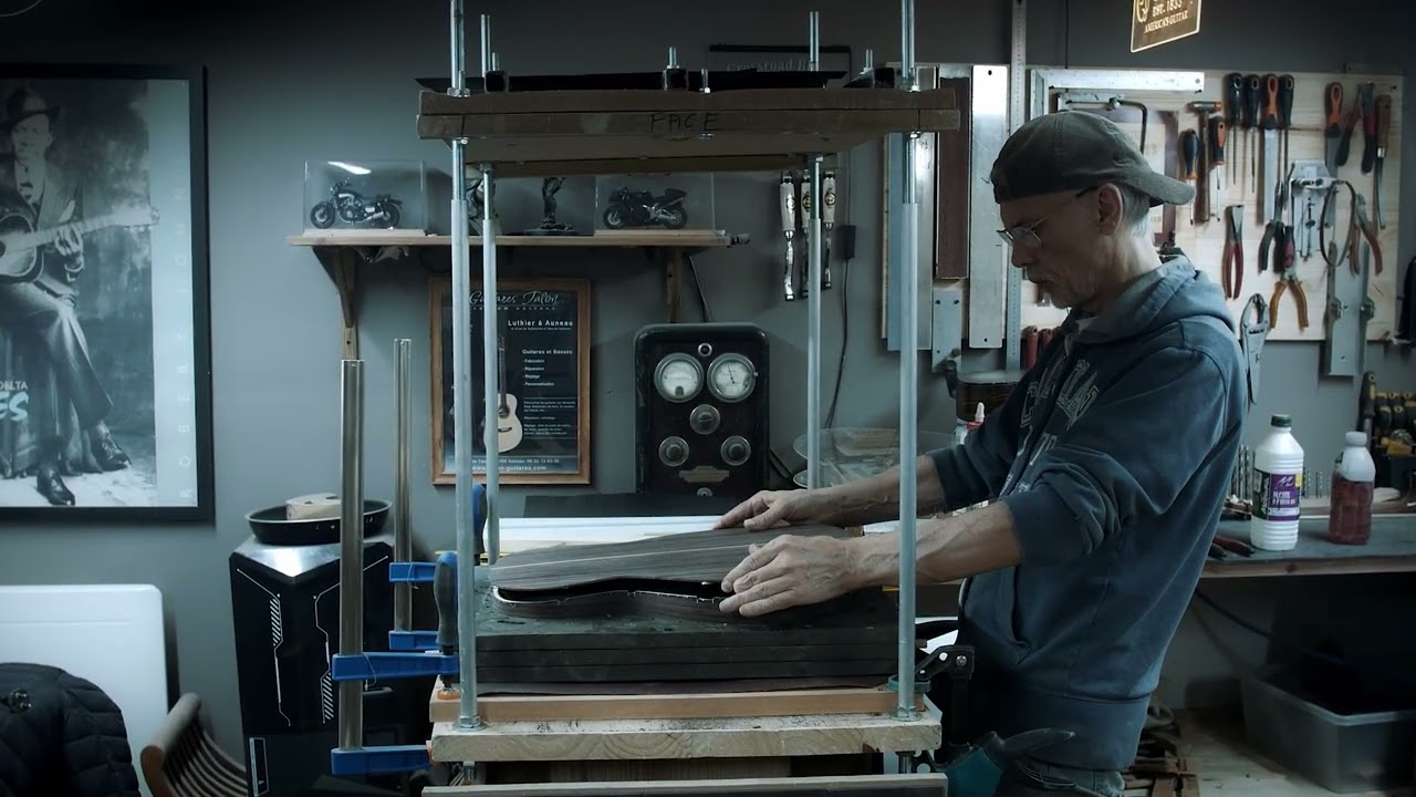 fabrication d'une guitare acoustique - collage du dos de la guitare - lutherie