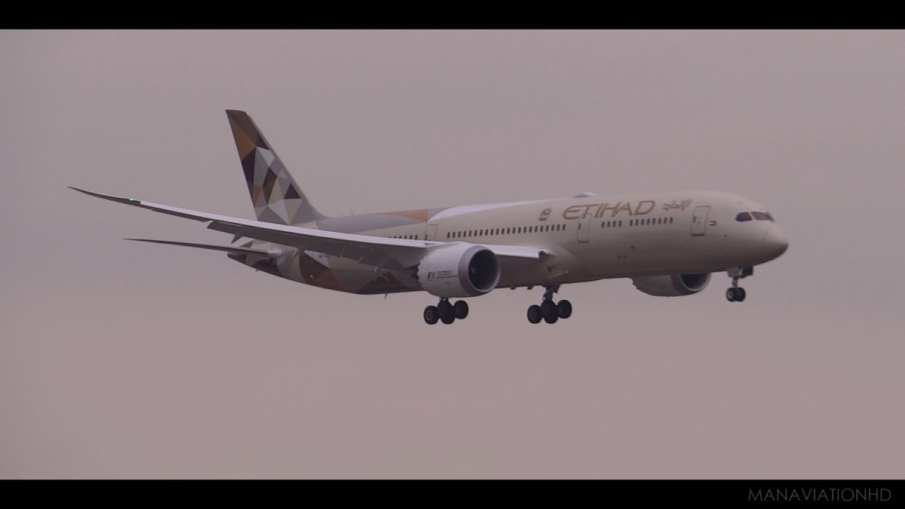 Etihad 787-9 Landing at Manchester Airport January 2017