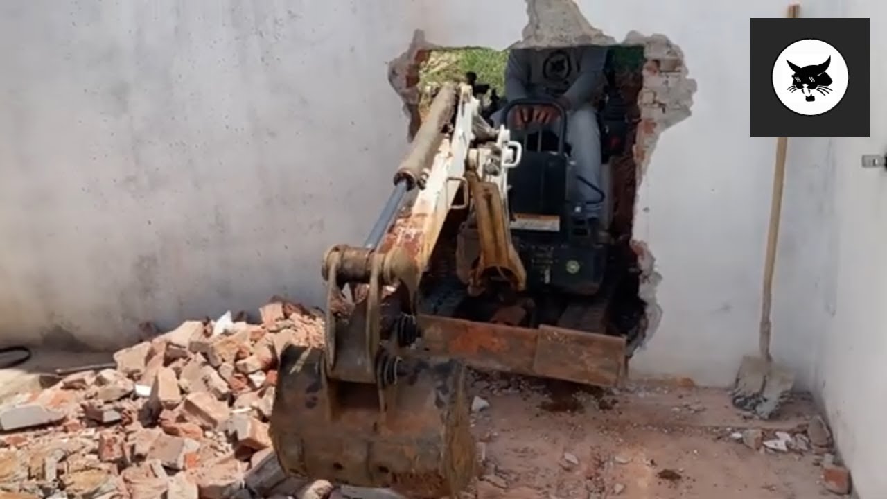 Rompendo Parede E Escavando Piscina Com Mini Retro Escavadeira- Bobcat #bobcenter #bobcat #piscina