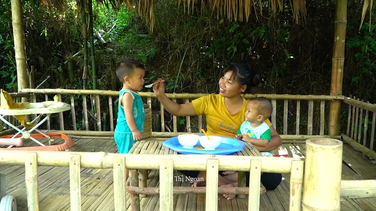 harvesting bamboo shoots to make chili bamboo shoots, taking care of two sons.