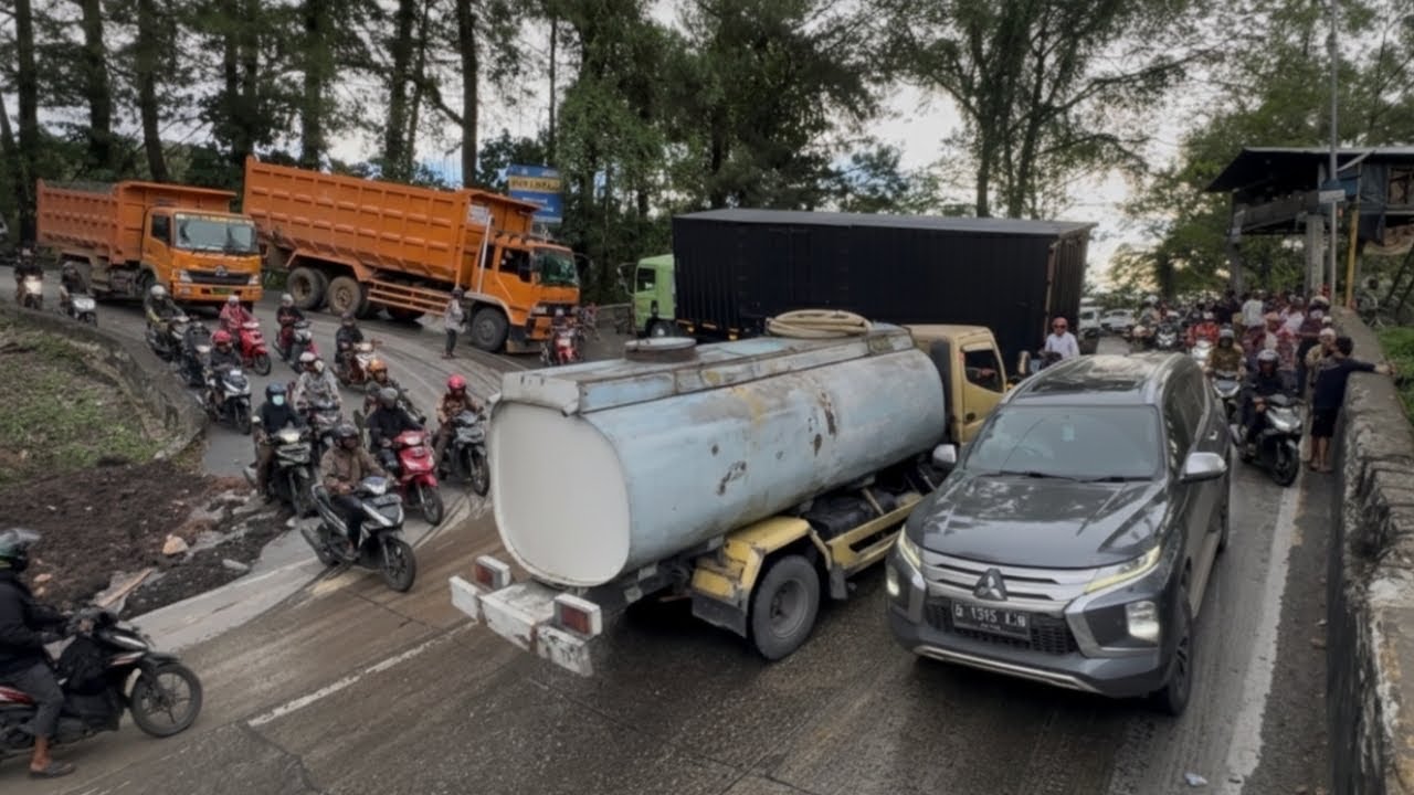 Situasi Semakin Memburuk, Truk Terjebak Total di Tanjakan Sitinjau Lauik