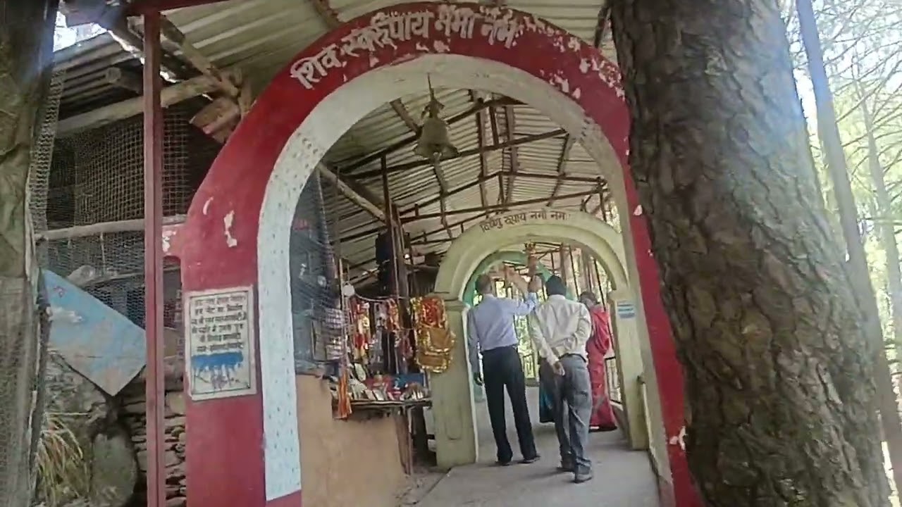 गैराड गोलू देवता मंदिर अल्मोड़ा, उत्तराखंड में स्थित हैं।