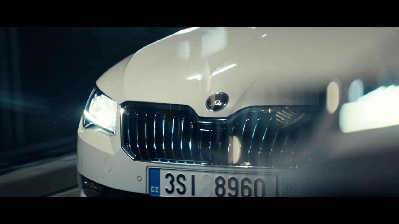 &Scaron;KODA Superb Combi  TV commercial - Costume Party