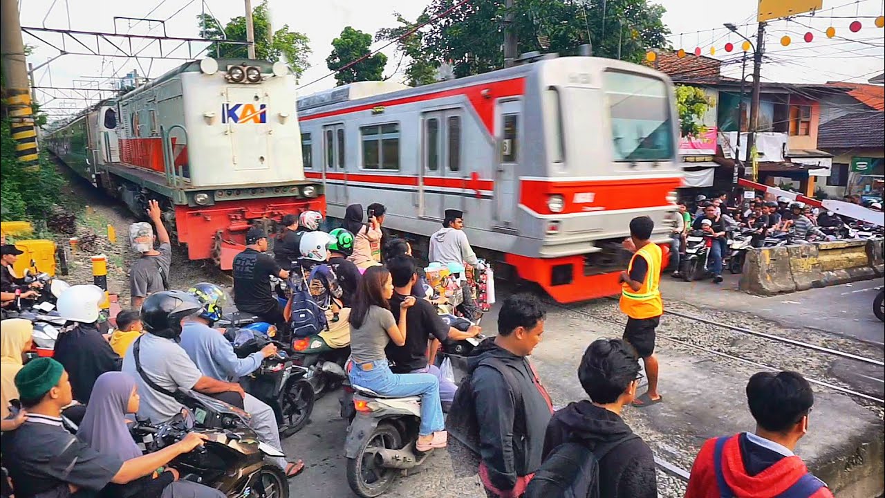 🔴Panik Kereta api panjang ngebut Perlintasan sepadat ini