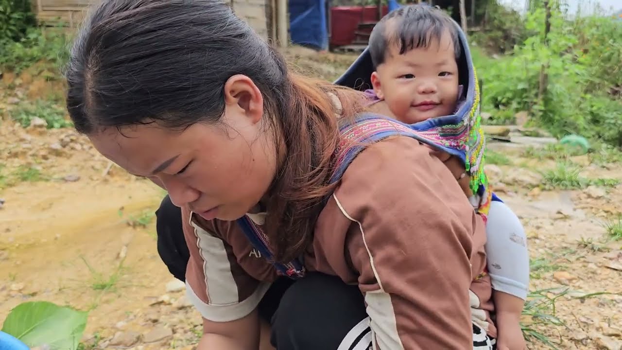 A 17-year-old single mother takes her child to school, slaughters ducks and cooks with her child.