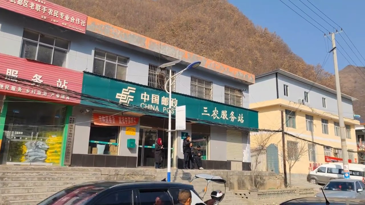 甘肃大山深处的琵琶镇，小镇人少安静太冷清，吃份炒面片味道不错
