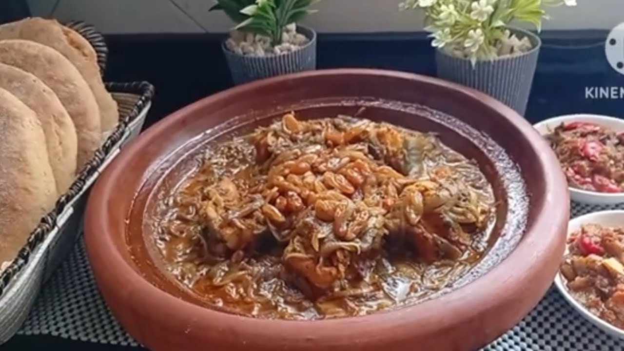 طوجين سمك الصنور او (سيغاغ) بالبصل وزبيب 👌تجي معلك  واقف في ايدامو 😋  بمذاق يالسلام😛👌👌