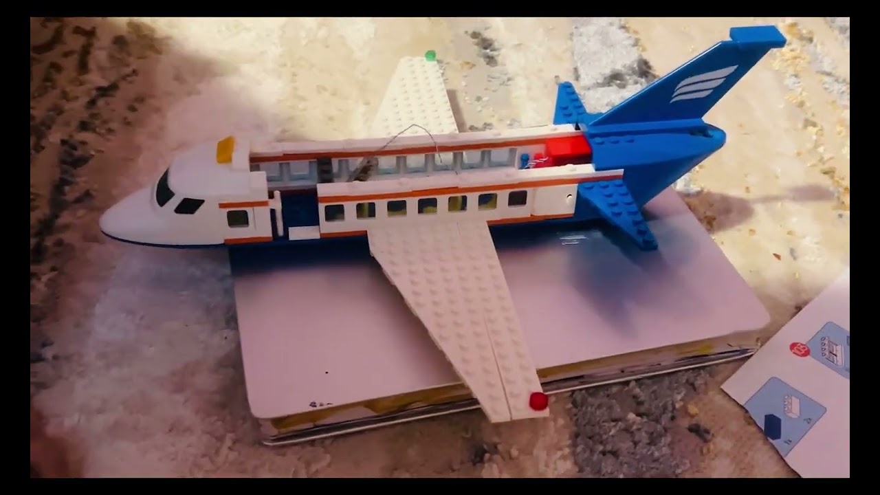 ￼ Kids playing with Lego toy￼s