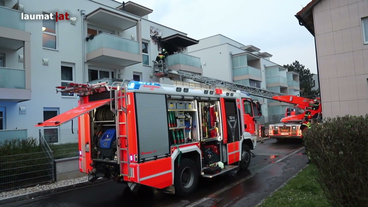 Größerer Einsatz der Feuerwehr bei Brand in einem Mehrparteienwohnhaus in Linz-Neue-Heimat