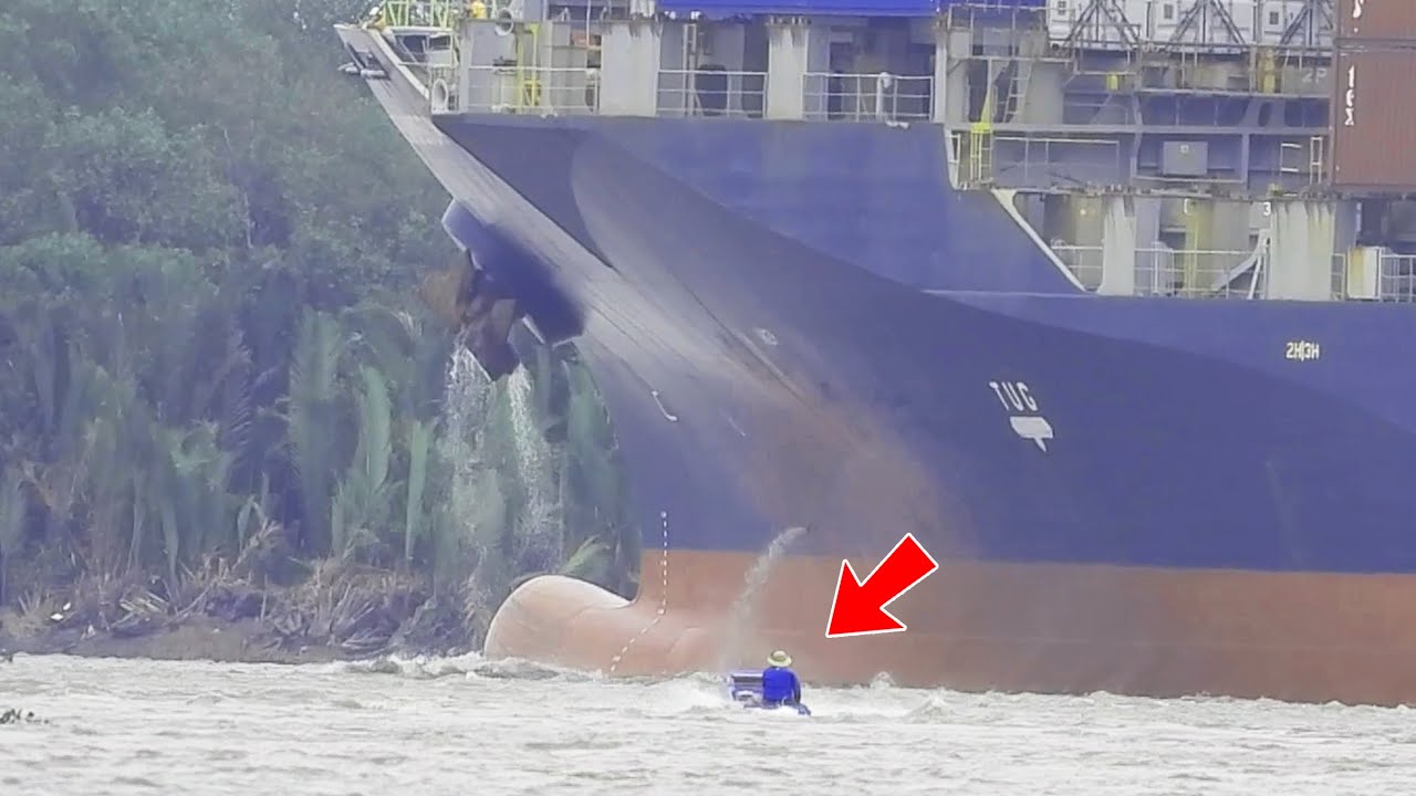 Das Motorboot f&auml;hrt pl&ouml;tzlich vor das riesige Schiff | 4K-Schiffsbeobachtung