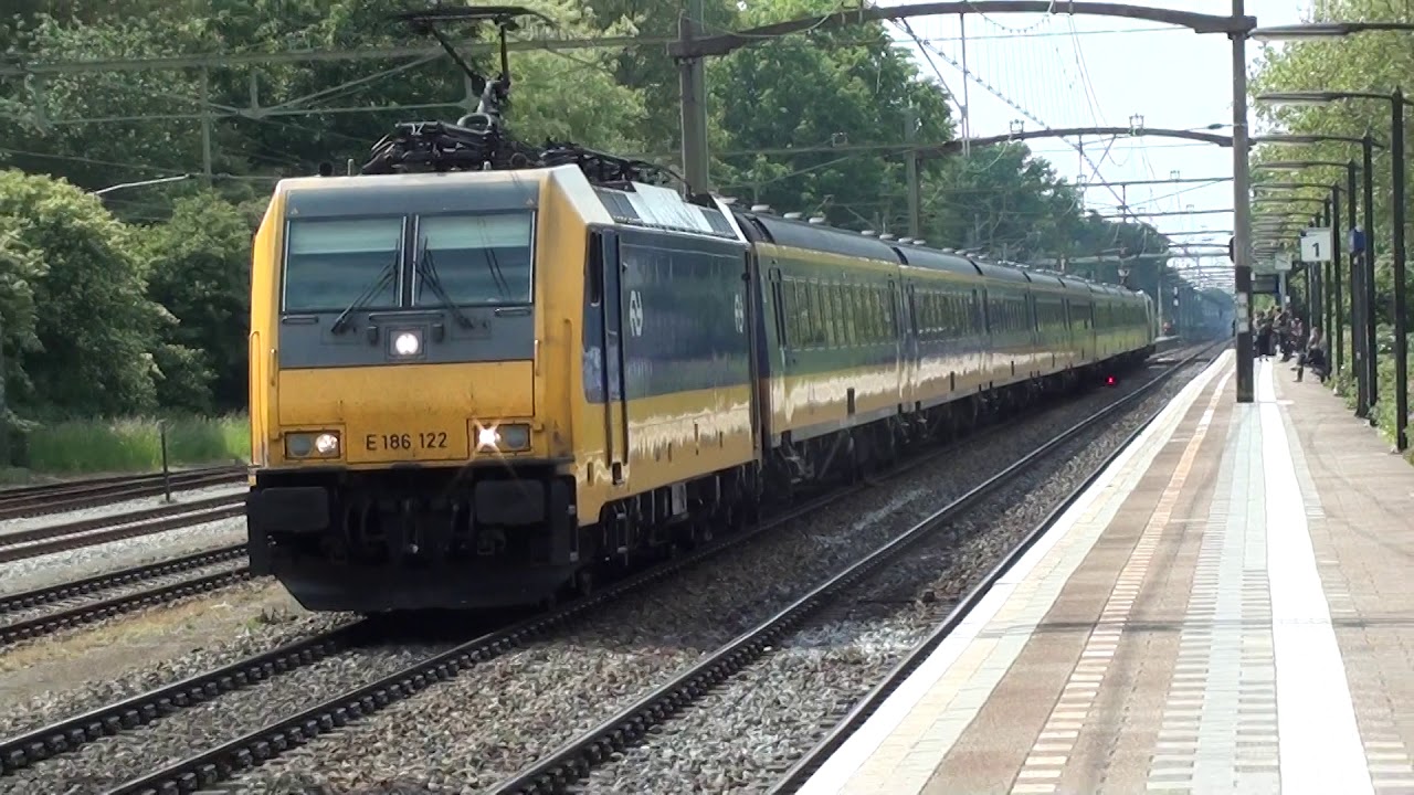 NS Br186+ICRmh rijtuigen komen door Tilburg Universiteit (NL) (29-5-2019)