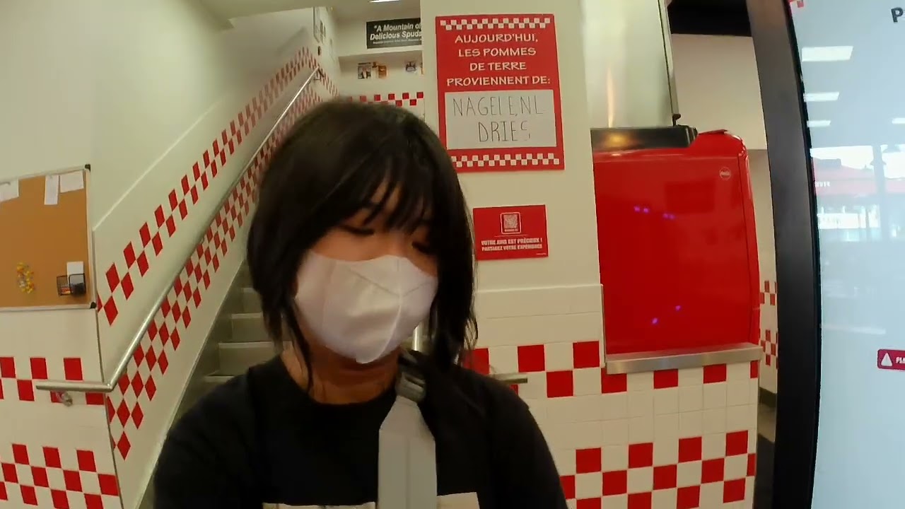 five guys burger di depan gerbang Disneyland Paris burgernya enak, isinya melimpah, rotinya nurut